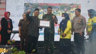 Dandim Gresik Terima Penghargaan Turut Berkontribusi dan Peduli Olahraga Porprov Jatim 2022