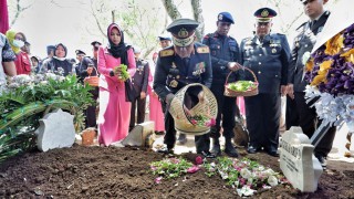 Beri Penghormatan Terakhir, Kapolda Jatim Pimpin Upacara Pemberangkatan Jenazah Alm Dansat Brimob
