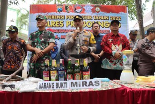 Jelang Tahun Baru 2023, Polres Probolinggo Musnahkan Ribuan Botol Miras dan Okerbaya