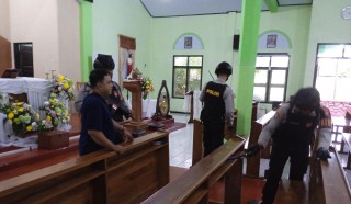 Jelang Ibadah Natal , Polres Blitar Lakukan Sterilisasi di sejumlah Gereja