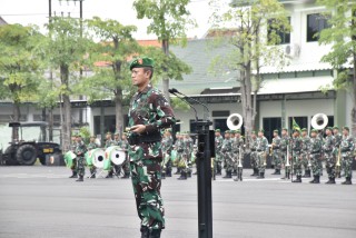 Personel Jajaran Korem 084/BJ Mengikuti Apel Gabungan di Kodam V/Brawijaya