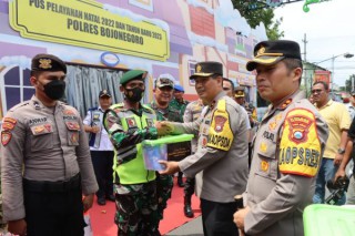 Kunjungi Pos Pam di Bojonegoro, Wakapolda Jatim Berbagi Bingkisan Untuk Warga dan Petugas