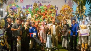 Dandim Gresik Hadiri Festival Kostum Bandar Grissee, Dan Uniknya Salah Satu Model Adalah Babinsa Wanita.