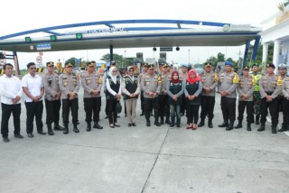 Cek Anggota di Posyan Nataru,  Kapolda Jatim Berikan Semangat