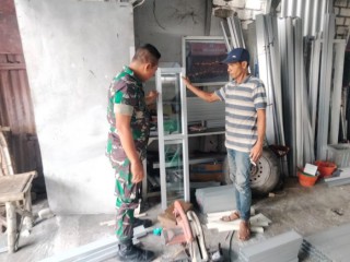 Memperkuat Perekonomian Desa Binaan, Babinsa Dukun Komsos Dengan Pelaku Usaha UMKM Galvalum.