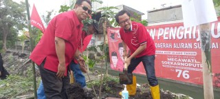 Peduli Lingkungan, Kader PDIP Surabaya Tanam Pohon Penghijauan Dibantaran Sungai Simomulyo