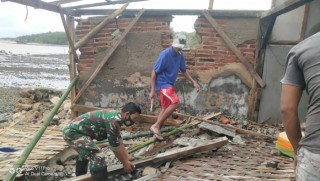 Puluhan Rumah di Desa Gelam Rusak Akibat Terjangan Gelombang Laut, Babinsa Bersama Forkopimcam Tambak Berikan Bantuan Sembako.