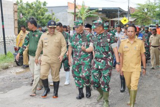 Danrem 084/BJ Meninjau Warga Yang Terdampak Banjir di Kabupaten Bangkalan