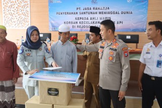 Kapolres Pasuruan Kota Angkat Anak Korban Tewas Sekeluarga Tertabrak Kereta Sebagai Anak Asuh