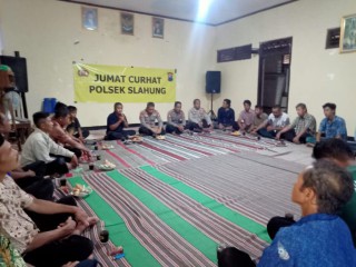 Gelar Jum'at Curhat, Cara Polsek Slahung Dekati Masyarakat