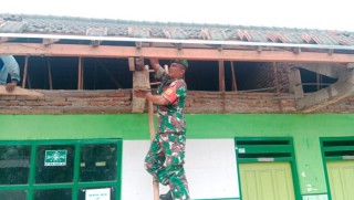 Kepedulian Babinsa Wringinanom, Bantu Masyarakat Perbaiki Atap Sekolah.