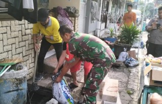 Babinsa Krembangan Utara Bersama Warga Ciptakan Lingkungan Bersih dan Sehat