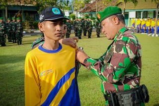 Kodim Gresik Ajarkan Disiplin Karakter Kepada Pelajar SMA NU 1 Gresik.