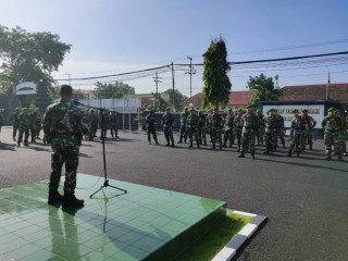 Bangkitkan Semangat Kekompakan, Prajurit Kodim Surabaya Utara Yel-yel Usai Upacara Bendera