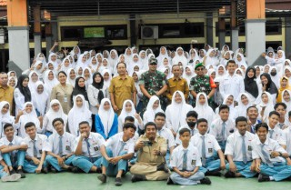 Keliling Sekolah Di Wilayah Gresik, Dandim Bekali Pelajar Materi Wasbang.