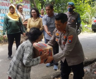 Polres Kediri Kota Berikan Bantuan Warga Korban Kebakaran