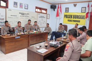 Sambangi Polsek Bungkal, Kapolres Ponorogo Pimpin Anev