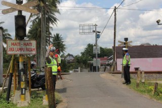 Cegah Kecelakaan di Perlintasan Kereta Api, Polres Malang Pasang Papan Himbauan