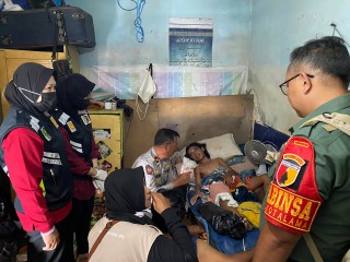 Salut, Polisi bersama TNI dan Relawan di Malang Kompak Bantu Warga Korban Laka Lantas
