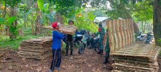 Amankan Pemukiman dan Area Pertanian, Warga Bersama Babinsa Tambak Pasang Tanggul Bambu Penahan.