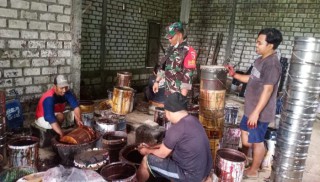 Serda Aris Himbau Pemilik Usaha Daur Ulang Kaleng Bekas, Tidak Membuang Limbah Di Sembarang Tempat.