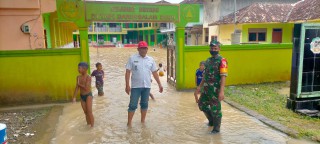 Banjir Genangi 3 Desa Di Kecamatan Sangkapura Babinsa Bantu Evakuasi