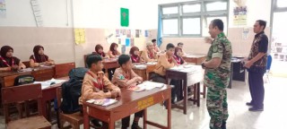 Tanamkan Rasa Cinta Tanah Air Sejak Dini, Babinsa Masuk Sekolah