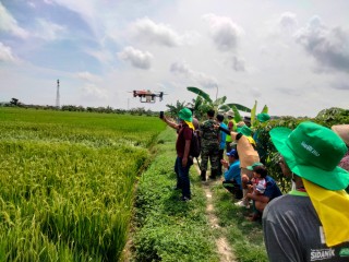 Danramil Dampingi PT. Petrosida Gresik Lakukan Penyemprotan insektisida Menggunakan Drone.