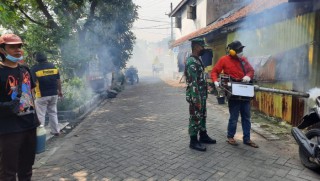 Babinsa Koramil 0830/02 Semampir Dampingi Petugas Fogging di Wilayah