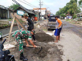 Gotong-royong, Babinsa Bersama Masyarakat Membangun Saluran Air di Desa Sumberame