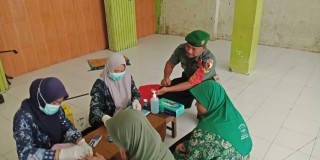 Sertu Untung Dampingi Pengecekan Kadar HB Pada Pelajar Cegah Penyakit Anemia.