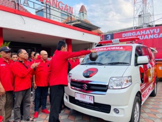 Luncurkan Ambulan Baru, PDIP Surabaya Perkuat Kerja-Kerja di Tengah Rakyat