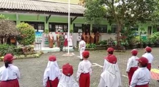 Tanamkan Cinta Tanah Air, Babinsa Sonokwijenan jadi Pembina Upacara di Sekolah