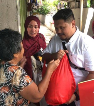 Berbagi Sembako ke Lansia, Arjuna : Menumbuhkan Kesadaran Untuk Menyayangi Orang Tua 