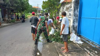 Kerja Bakti Bersama Bersihkan Saluran Air Digelar Serentak di Surabaya