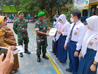 Tumbuhkan Rasa Cinta Tanah Air, Babinsa Koramil 0830/05 Tandes Pimpin Upacara di SMPN 42 Surabaya