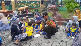 Koramil Cerme Menerima Kunjungan Siswa TK Ya Bunaiya Untuk Memperkenalkan Ruang Lingkup TNI.