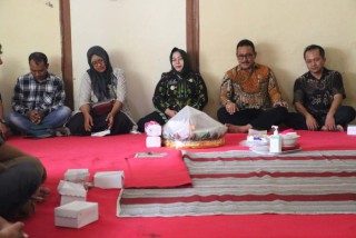 Peringati HPN 2023, Wabup Bunda Rita Potong Tumpeng Bersama Komunitas Wartawan Ponorogo