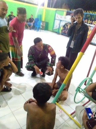 Kompak Babinsa Koramil 0831/06 Kenjeran Bersama Warga Amankan Pecandu Pil Koplo