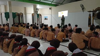 Babinsa Koramil 0830/06 Benowo Berikan Pendidikan Karakter Pelajar SMK