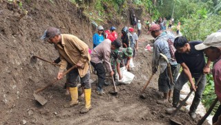Babinsa Koramil Sangkapura Bergotong Royong Dengan Masyarakat Membersihkan Bekas Tanah Longsor