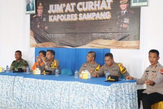 Kapolres Sampang Dukung Program Kades Pacangga’an Selamatkan Generasi Muda Dari Bahaya Narkoba Saat Jum’at Curhat