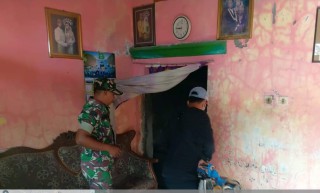 Cegah Mewabahnya DBD, Babinsa Bersama Pihak Terkait Lakukan Fogging