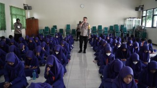 Team Neuro Associative Conditioning Polres Ponorogo Revolusi Mental Pelajar SMAN 1 Babadan