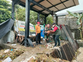 Koramil Benowo Bantu Korban Tenggelamnya Warga