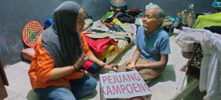 Dulur Dulur Pejuang Kampoeng Berbagi Sembako Buat Janda Sebatang Kara