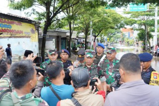Banjir Yang Merendam Wilayah Driyorejo Gresik Ditinjau Oleh Danrem 084/Bhaskara Jaya