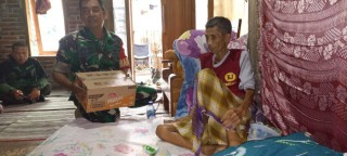 Dengar Warga Terkena Kanker Ganas, Anggota TNI Koramil 0802/11 Bungkal Serahkan Bantuan