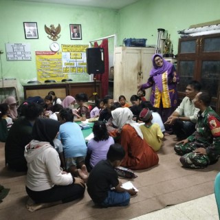 Babinsa Krembangan Utara Lakukan Pendampingan Sinau Bareng di Wilayah