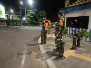Antisipasi Gangguan Kamtibmas Malam Hari di Wilayah, Babinsa Patroli Bersama Satpol PP